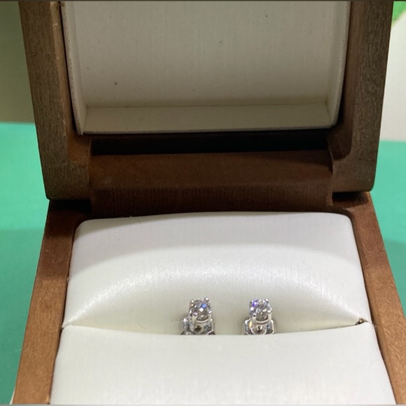 BRAND NEW ! 14K WHITE GOLD DIAMOND STUD EARRINGS ( 0,16 oct.) - Picture 10 of 17